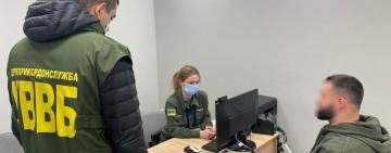 Россиянин пытался подкупить пограничников  двумя тысячами долларов 